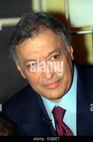 (Dpa-Dateien) - indischer Dirigent Zubin Mehta im Bild während einer TV show in Köln, Deutschland, am 6. Mai 2003. Geboren in Bombay, Indien, wuchs Zubin Mehta in einer musikalischen Umgebung, sein Vater war der Gründer der Bombay-Symphonie. Trotz dieser musikalischen Einfluss war Zubins erste Fachrichtung in der Medizin. Im Alter von achtzehn Jahren verließ er seine medizinische Karriere zur Teilnahme an der Akademie der Stockfoto