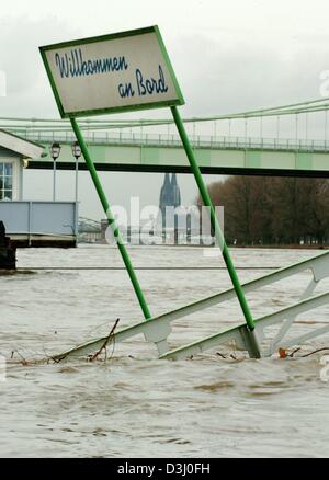 (Dpa) - rollt eine Anlegestelle flott in den hohen Wassergehalt des Rheins in Köln, 14. Januar 2004. Das Zeichen auf dem Steg lautet "Willkommen an Bord". Die Regenfälle in den letzten Tagen stiegen die Pegelstände Rhein und anderen Flüssen Mitteldeutschlands. Der Wasserstand in Köln hat die 6,25 Meter-Marke erreicht. Experten rechnen mit einer kurzen Pause von Niederschlag Stockfoto