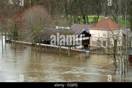 (Dpa) - steht das Gasthaus "Faehrhaus" eingetaucht in das Hochwasser des Flusses Sieg in der Nähe von Bonn, Deutschland, 14. Januar 2004. Die Regenfälle in den letzten Tagen haben die Wasserstände des Flusses Sieg und anderen Flüssen Mitteldeutschlands erhöht. Der Wasserstand des Rheins in Köln hat die 6,25 Meter-Marke erreicht. Experten rechnen mit einer kurzen Pause von Niederschlag soll cont Stockfoto