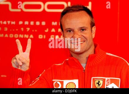 (Dpa) - brasilianischer Formel 1 pilot und Weltmeister Rubens Barrichello während einer Pressekonferenz im italienischen Skiort Madonna di Campiglio, Italien, 14. Januar 2004 spricht. Ferrari hat angekündigt, dass Barrichello einen neuen Vertrag unterzeichnet hat, der bis 2006 läuft. Dies bedeutet, dass alle Spekulationen über eine Änderung der finnische Formel 1 pilot Raeikkoenen zu Ferrari Ou gelöscht werden Stockfoto