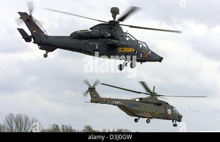 (Dpa-Dateien) - ein Prototyp der Fighter jet Tiger (oben) und der Transport Hubschrauber NH90 (siehe unten) fliegen über die Verbindung der Werke Eurocopter in Donauwörth, Deutschland, 22. März 2002.  Medienberichten zufolge schneidet der deutsche Verteidigungsminister das Militärbudget von 25 auf 26 Milliarden Euro. Der Minister sieht ein Wiederaufbau der deutschen Streitkräfte und wird presen Stockfoto