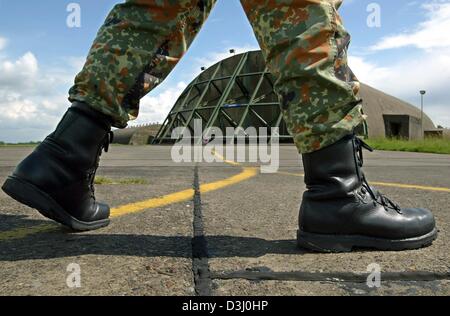 (Dpa-Dateien) - ein Soldat in Springerstiefel geht über den Flugplatz in Ahlhorn, Norddeutschland, 21. Mai 2003. Medienberichten zufolge schneidet der deutsche Verteidigungsminister das Militärbudget von 25 auf 26 Milliarden Euro. Der Minister sieht ein Wiederaufbau der deutschen Streitkräfte und seine weitere Konzepte am 13. Januar 2004 vorgestellt. Stockfoto