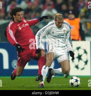 (Dpa) - Bayern Mittelfeldspieler Michael Ballack (L) kämpfen um den Ball mit französischen Mittelfeldspieler von Real Madrid Zinedine Zidane während ihrer Champions League Runde der sechzehn Fußballspiel zwischen FC Bayern München und Real Madrid in München, Deutschland, 24. Februar 2004. Das Spiel endete mit einem 1: 1-Unentschieden. Stockfoto