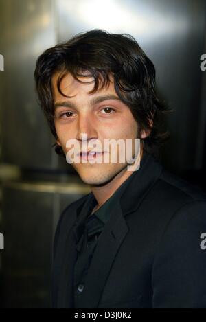 (Dpa) - mexikanischer Schauspieler Diego Luna bei seiner Ankunft zur Premiere seines Films "Dirty Dancing - Havanna Nights" in Los Angeles, Kalifornien, USA, 24. Februar 2004 lächelt. Stockfoto