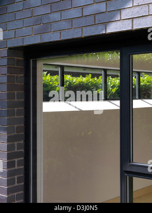 Hollins Lane, Marple Bridge, Großbritannien. Architekt: Roz Barr Architekten, 2012. Mauerwerk und Fenster Detail schließen. Stockfoto