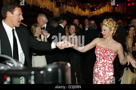 (Dpa) - deutscher Schauspieler Ralph Moeller ("Gladiator") und Shawne Borer-Fielding, die Frau des ehemaligen Schweizer Botschafter in Deutschland, das Tanzbein während der 22. Wiener Opernball in Frankfurt am Main, 21. Februar 2004. Unter dem Motto waren "Rock'n" Farben etwa 2.300 geladenen Gäste bis spät in die Nacht feiern. Stockfoto