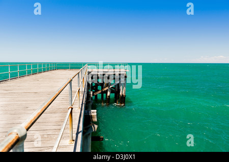 Lange Holzsteg erstreckt sich in klarem Wasser Stenhouse Bay, South Australia Stockfoto