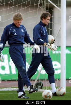 (Dpa-Dateien) Der Torwart der deutschen Fußball-Nationalmannschaft, die Oliver Kahn (links) und sein Kollege Jens Lehmann, die beide im Tor während einer Trainingseinheit der deutschen Mannschaft am 10. Februar 2004 am Son Moix-Stadion in Palma De Mallorca, Spanien stehen. Franz Beckenbauer, Präsident des Organisationskomitees der FIFA WM 2006 in Deutschland, fragte Rudi Voeller, der Trainer der GFV Stockfoto