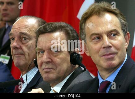 (Dpa) - der britische Premierminister Tony Blair (R), German Chancellor Gerhard Schroeder (C) und französische Präsident Jacques Chirac (L) an eine Pressekonferenz in Berlin, 18. Februar 2004 teilnehmen. Neben der Diskussion über zukünftige bewegt sich in der Europäischen Union, die drei Spitzenfahrer aus Deutschland, Großbritannien und Frankreich, beiseite legen, Divisionen, verursacht durch den Irak-Krieg und zerbrechliche Wirtschaft Europas sprechen hoffen. A Stockfoto