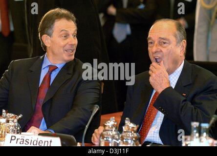 (Dpa) - britische Premierminister Tony Blair (L) und French President Jacques Chirac (R)-Chat vor der "Großen drei" EU-Gipfel in Berlin, 18. Februar 2004. Neben der Diskussion über zukünftige bewegt sich in der Europäischen Union, die drei Spitzenfahrer aus Deutschland, Großbritannien und Frankreich, beiseite legen, Divisionen, verursacht durch den Irak-Krieg und zerbrechliche Wirtschaft Europas sprechen hoffen. Die ein-Tages-Gipfels Stockfoto