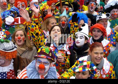 (Dpa) - zahlreiche Clowns gesammelt haben für ein Gruppenfoto als der Straßenkarneval Saisonstart in Düsseldorf, Deutschland, am Karneval Donnerstag, 19. Februar 2004. Die deutsche Faschingszeit rüstet sich an diesem Wochenende mit seinem Klima auf 23 (Karneval Montag) und 24. Februar (Faschingsdienstag). Stockfoto