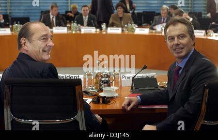 (Dpa) - französischer Präsident Jacques Chirac (L) und der britische Premierminister Tony Blair (R) während der "Großen drei" EU-Gipfel in Berlin 18. Februar 2004 am Konferenztisch sitzen. Neben der Diskussion über zukünftige bewegt sich in der Europäischen Union, die drei Staatschefs aus Deutschland, Frankreich und Großbritannien, beiseite legen, Divisionen, verursacht durch den Irak-Krieg und zerbrechliche Wirtschaft Europas sprechen hoffen. Stockfoto