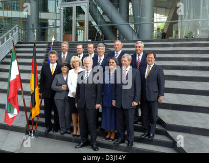 (Dpa) - das Bild zeigt das neue Kabinett von Nordrhein-Westfalen nach ihrer Ernennung vor dem Stadttor in Düsseldorf, Freitag, 24. Juni 2005. Abgebildet sind obere Datei von links: Finance Minister Helmut Linssen (CDU), Minister für Bundes- und europäischen Angelegenheiten Michael Breuer (CDU), Transport Minister Oliver Wittke (CDU), Interior Minister Ingo Wolf (FDP), Minis Stockfoto