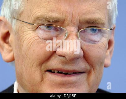 (Dpa) - Bundesinnenminister Otto Schily, während einer Pressekonferenz in Berlin, 9. Juni 2005 abgebildet. Stockfoto