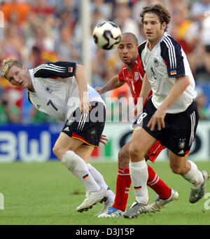 (Dpa) - deutsche Fußballer Bastian Schweinsteiger (L) und Torsten Frings (R) kämpfen um den Ball mit einem nicht identifizierten tunesischen Fußballspieler während der Gruppe eine Übereinstimmung des Confederations Cup Turnier Tunesien Vs Deutschland in Köln, Deutschland, 18. Juni 2005. Deutschland gewann das Spiel durch eine Kerbe von 3: 0. Stockfoto