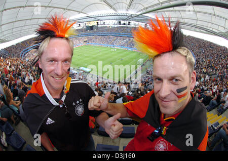 (Dpa) - Lächeln deutsche Fußball-Fans vor dem Spiel Deutschland Vs Australien beim FIFA Confederations Cup in Frankfurt am Main, 15. Juni 2005. Stockfoto