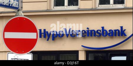 (Dpa) - steht ein Schild vor einer Filiale der HypoVereinsbank in München, Deutschland, Montag, 13. Juni 2005. Des Vorstands der HypoVereinsbank deutsche und italienische Bank Unicredit vereinbart, Europas größte Banken-Fusion, viel 15 Milliarden Euro, was auch die Entlassung von 9.200 Mitarbeiter, vor allem in Osteuropa, nach einer Reduzierung der Arbeitsplätze und die Entsorgung von führt Stockfoto