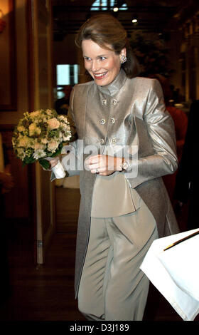 (Dpa)-die schwangere Kronprinzessin Mathilde von Belgien besucht eine Ballett-Gala in Gent, Belgien, 29. Juni 2005. Stockfoto