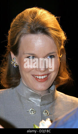 (Dpa)-die schwangere Kronprinzessin Mathilde von Belgien besucht eine Ballett-Gala in Gent, Belgien, 29. Juni 2005. Stockfoto