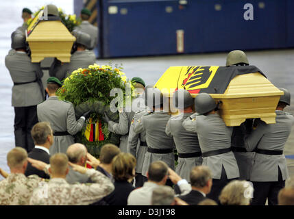 (Dpa) - deutsche Bundeswehr-Soldaten tragen die Särge von zwei deutschen Soldaten nach die Beerdigung service im militärischen Hangar am Flughafen in Köln, 29. Juni 2005. Die beiden Soldaten starben bei einer Explosion in Afghanistan. Die Ursache für die Explosion ist noch unbekannt, aber so weit kann die Bundeswehr erwägt es als Unfall. Die internationale Schutztruppe Stockfoto