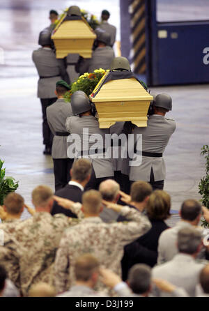 (Dpa) - deutsche Bundeswehr-Soldaten tragen die Särge von zwei deutschen Soldaten nach die Beerdigung service im militärischen Hangar am Flughafen in Köln, 29. Juni 2005. Die beiden Soldaten starben bei einer Explosion in Afghanistan. Die Ursache für die Explosion ist noch unbekannt, aber so weit kann die Bundeswehr erwägt es als Unfall. Die internationale Schutztruppe Stockfoto