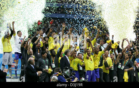 (Dpa) - stellen brasilianische Fußballer mit der Trophäe nach gewann die Mannschaft das Finale des Turniers Confederations Cup Brasilien gegen Argentinien in Frankfurt am Main, 29. Juni 2005. Brasilien gewann die Mtach 4-1. (Hrsg.: Nutzung des Internet und mobile Anwendungen gemäß FIFA·s allgemeinen Geschäftsbedingungen) Stockfoto