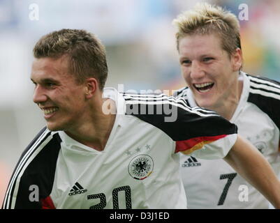 (Dpa) - deutscher Fußballspieler Bastian Schweinsteiger (R) gratuliert Lukas Podolski (L) nach seinem Ziel während den dritten Platz match des Confederations Cup Turnier Deutschland Vs Mexiko in Leipzig, Deutschland, 29. Juni 2005. (Hrsg.: Nutzung des Internet und mobile Anwendungen unterliegen den allgemeinen Geschäftsbedingungen der FIFA) Stockfoto