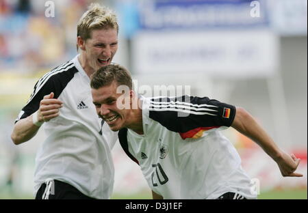 (Dpa) - deutsche Fußballer Bastian Schweinsteiger (L) gratuliert Lukas Podolski (R) nach seinem Ziel während den dritten Platz match des Confederations Cup Turnier Deutschland Vs Mexiko in Leipzig, Deutschland, 29. Juni 2005. (Hrsg.: Nutzung des Internet und mobile Anwendungen unterliegen den allgemeinen Geschäftsbedingungen der FIFA) Stockfoto