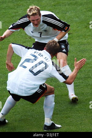 (Dpa) - deutsche Fußballer Bastian Schweinsteiger (oben) gratuliert Lukas Podolski nach seinem Ziel während den dritten Platz match des Confederations Cup Turnier Deutschland Vs Mexiko in Leipzig, Deutschland, 29. Juni 2005. (Hrsg.: Nutzung des Internet und mobile Anwendungen unterliegen den allgemeinen Geschäftsbedingungen der FIFA) Stockfoto