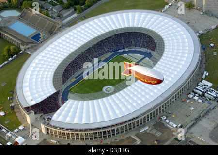 (Dpa) - schwebt ein Luftschiff über veränderte Olympiastadions abgebildet bei Sonnenuntergang kurz vor dem Anpfiff des 62. DFB-Pokalfinale in Berlin, Deutschland, 28. Mai 2005. Die Arena wurde renoviert und innerhalb von vier Jahren bis Ende Juli 2004 rekonstruiert und veranstalten vier prelimenary Runden spielen, ein Viertelfinale und das Finale bei der FIFA WM 2006 in Deutschland her Stockfoto