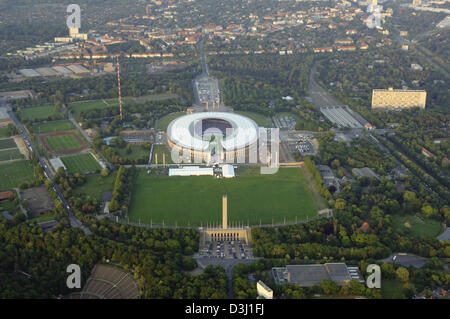 (Dpa) - im Bild der Gegend um das veränderte Olympiastadion bei Sonnenuntergang kurz vor dem Anpfiff des 62. DFB-Pokalfinale in Berlin, Deutschland, 28. Mai 2005. Die Arena wurde renoviert und innerhalb von vier Jahren bis Ende Juli 2004 rekonstruiert und veranstalten vier prelimenary Runden spielen, ein Viertelfinale und das Finale bei der FIFA WM 2006 in Deutschland ab 9 Jun Stockfoto