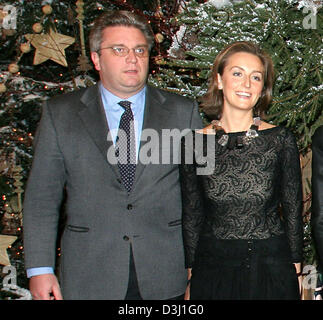 (Dpa-Dateien) - Prinz Laurent und Princess Claire (R) im Bild vor dem jährlichen Weihnachtskonzert in der königliche Palast von Brüssel, Belgien, 16. Dezember 2004. Zum ersten Mal wird die Geburt von Zwillingen in das belgische Königshaus erwartet. Prinz Laurent (41) und Prinzessin Claire (31) freuen sich auf den doppelten Nachwuchs im Januar teilte den Palast in Brüssel am Montag 27 J Stockfoto