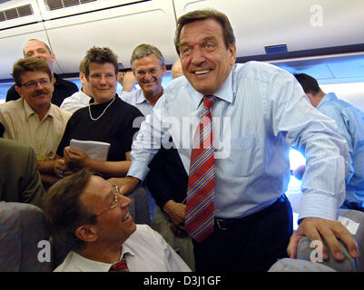 (Dpa) - Bundeskanzler Gerhard Schroeder spricht mit Journalisten auf seiner Flucht in Washington (USA), 26. Juni 2005. Schröder soll US-US-Präsident George Bush in Washington zu bilateralen Gesprächen zu besuchen. Stockfoto