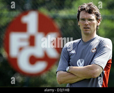 (Dpa) - neuer Cheftrainer des deutschen Bundesligisten 1. FC Kaiserslautern Michael Henke beobachtet das erste Training in Kaiserslautern, Deutschland, 27. Juni 2005. Stockfoto