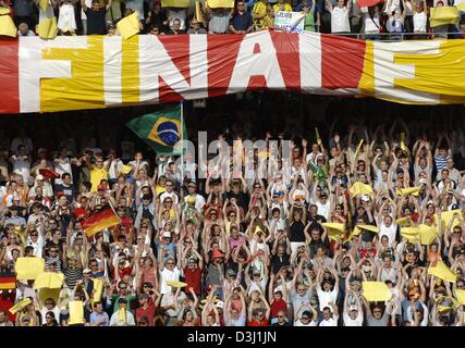 (Dpa) - Fans der deutschen Mannschaft display eine Banner zeigt ihre Hoffnung, dass ihr Team das Finale vor dem Semi-Finale des FIFA Konföderationen-Pokal-Turniers Deutschland vs. Brasilien in Nürnberg, 25. Juni 2005 erreichen wird. Stockfoto