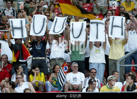 (Dpa) - Fans der deutschen Mannschaft zeigen ihre Unterstützung für deutsche Verteidiger Robert Huth vor das Halbfinale des FIFA Konföderationen-Pokal-Turnier Deutschland vs. Brasilien in Nürnberg, 25. Juni 2005. Stockfoto