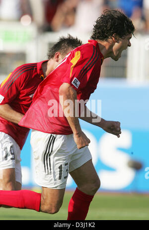 (Dpa) - deutsche Kapitän Michael Ballack (R, vorne) feiert mit Teamkollege Bernd Schneider nach seinem Tor den 2: 2-Equalizer in das Halbfinale des FIFA Konföderationen-Pokal-Turnier Deutschland vs. Brasilien in Nürnberg, 25. Juni 2005. Stockfoto