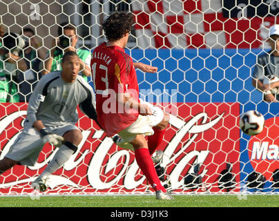 (Dpa) - deutsche Kapitän Michael Ballack (R) punktet der Equalizer 2: 2 gegen brasilianische Torhüter Dida während das Halbfinale des FIFA Konföderationen-Pokal-Turnier Deutschland vs. Brasilien in Nürnberg, 25. Juni 2005. Stockfoto