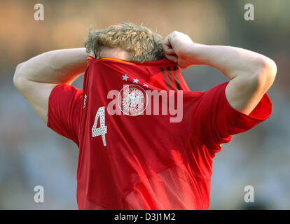 (Dpa) - zieht deutscher Fußballspieler Robert Huth sein Trikot nach dem Halbfinale des FIFA Konföderationen-Pokal-Turniers Deutschland vs. Brasilien in Nürnberg, 25. Juni 2005. Stockfoto