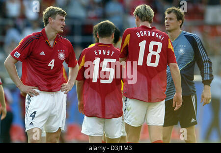 (Dpa) - das Bild zeigt deutsche Fußballspieler (von L bis R) Robert Huth, Fabian Ernst, Tim Borowski und Torwart Jens Lehmann nach dem Halbfinale des FIFA Konföderationen-Pokal-Turniers Deutschland vs. Brasilien in Nürnberg, 25. Juni 2005. Stockfoto