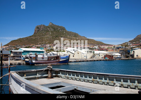 Kleine Fischerboote im Hafen von Hout Bay gegen Sentinel Aufschluss - Kapstadt - Südafrika Stockfoto