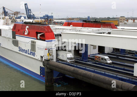 (Dpa-Datei) - das Bild, datiert 14. April 2005, zeigt Fahrzeuge verlassen eine SeaBus der Stena Line in Harwich, Großbritannien. Stockfoto