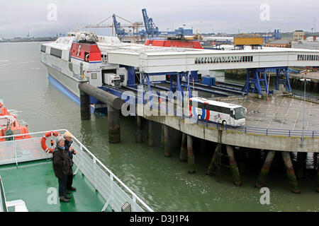 (Dpa-Datei) - das Bild, datiert 14. April 2005, zeigt Fahrzeuge eine SeaBus der Stena Line auf seinem Terminal in Harwich, Großbritannien zu verlassen. Stockfoto