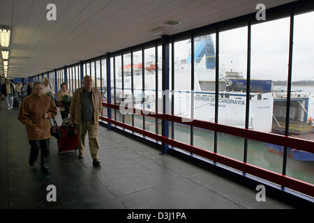 (Dpa-Datei) - das Bild, datiert 14. Juni 2005, zeigt Passagiere verlassen die Fähre "Duchess of Scandinavia" in Harwich, Großbritannien. Stockfoto