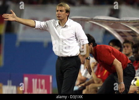 (Dpa) - deutsche Fußball Nationalmannschaft Head Coach Jürgen Klinsmann (L) Gesten während des Spiels gegen Argentinien bei der FIFA Confederations Cup 2005 in das Franken-Stadion in Nürnberg, Deutschland, 21. Juni 2005. Das Spiel endete mit einem 2: 2-Unentschieden. Stockfoto