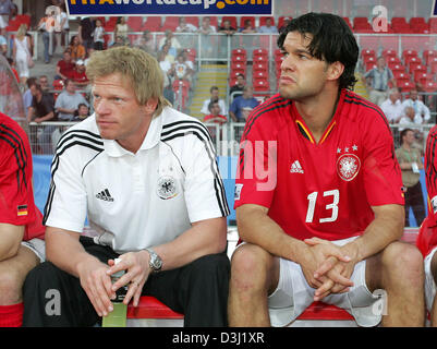 (Dpa) - deutsche Torhüter Oliver Kahn und Mittelfeldspieler Michael Ballack (R) auf der Ersatzbank vor der Partie gegen Argentinien bei der FIFA Confederations Cup 2005 in das Franken-Stadion in Nürnberg, Deutschland, 21. Juni 2005 sitzen. Das Spiel endete mit einem 2: 2-Unentschieden. Stockfoto