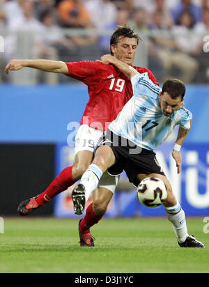 (Dpa) - Kämpfe deutscher Fußballspieler Bernd Schneider (L) mit argentinischen Lucas Bernardi für den Ball während ihres Spiels bei den FIFA Confederations Cup 2005 in das Franken-Stadion in Nürnberg, Deutschland, 21. Juni 2005. Das Spiel endete mit einem 2: 2-Unentschieden. Stockfoto