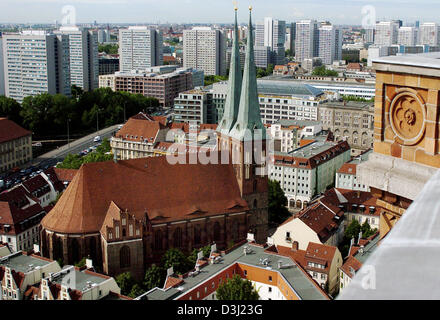 (Dpa) - zeigt den Blick vom Dach des Rathauses "Rotes Rathaus" die Nikolaikirche vor den Hochhäusern in der Leipziger Straße in Berlin, Deutschland, 8. Juni 2005. Stockfoto