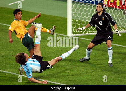 (Dpa) - Argentiniens Gabriel Heinze (C) und ein nicht identifizierter australischer Fußballspieler kämpfen um den Ball vor Argentiniens Torwart German Lux (R) während der Gruppe eine Übereinstimmung des Confederations Cup Turnier Deutschland Vs Argentinien im Franken-Stadion in Nürnberg, 18. Juni 2005. Stockfoto