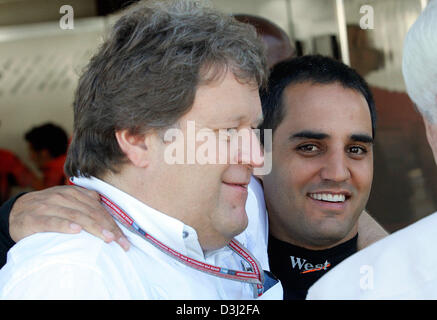 (Dpa) - das Bild zeigt kolumbianische Formel Eins Fahrer Montoya (R) von McLaren-Mercedes und Leiter der Mercedes Motorsport, Deutsch Norbert Haug, während die dritte Übung beim U.S.-F1 Grand Prix Strecke in Indianapolis, USA, 18. Juni 2005. Die U.S.-Grand Prix statt findet hier am Sonntag, 19. Juni 2005. Stockfoto